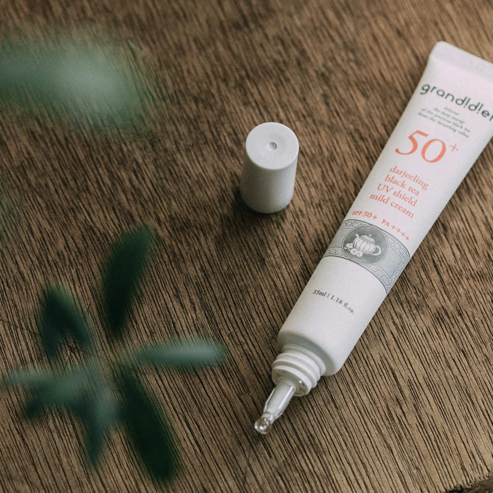 DARJEELING BLACK TEA MILD SUN CREAM SPF50+ / PA++++ | Anti-Aging Sonnenpflege mit bioaktivem Darjeeling-Tee Ferment & Antioxidantien (frei von hormonell wirksamen oder reizenden Filtern)_Shishi Chérie 3