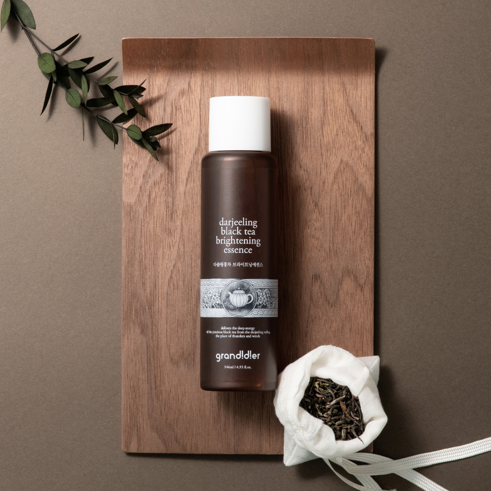 DARJEELING BLACK TEA BRIGHTENING ESSENCE - Aufpolsterndes Anti-Aging Essenz-Serum mit bioaktivem Darjeeling-Tee Ferment, Ceramide & Laktobionsäure_Shishi Chérie 2