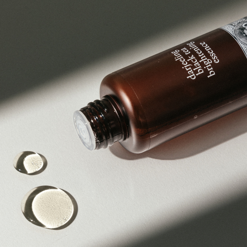 DARJEELING BLACK TEA BRIGHTENING ESSENCE - Aufpolsterndes Anti-Aging Essenz-Serum mit bioaktivem Darjeeling-Tee Ferment, Ceramide & Laktobionsäure_Shishi Chérie 3