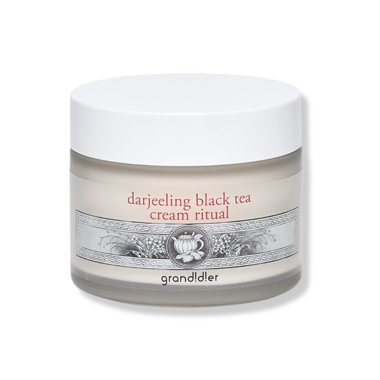 DARJEELING BLACK TEA CREAM RITUAL <br>Hautfestigende 24H Gesichtspflege mit bioaktivem Darjeeling-Tee Ferment, Ceramide & Beta-Glucan