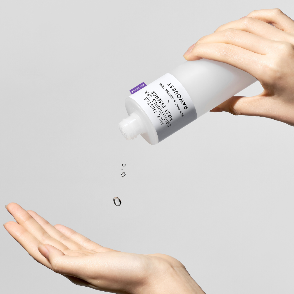 MILK THISTLE BRIGHTENING SPA FIRST ESSENCE <br>Porenverfeinernder Essenz-Toner mit 82% Mariendistel & patentiertem Cooling Herb Extract™ Wirkstoffkomplex (schnell nachölende / unebenmäßige / unreine Haut)-Shishi Cherie