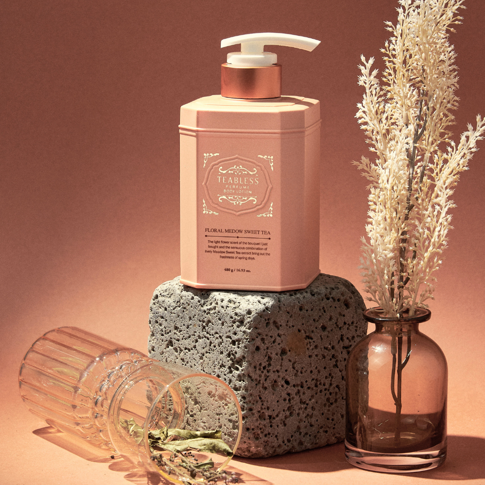 FLORAL MEADOW SWEET TEA PERFUME BODY LOTION - Perfektionierende Parfüm-Körperpflege mit Ceramiden, Lipiden, Niacinamid & pflanzlichen Antioxidantien (Freesie, Jasmin & Moschus Duft)_Shishi Chérie 3