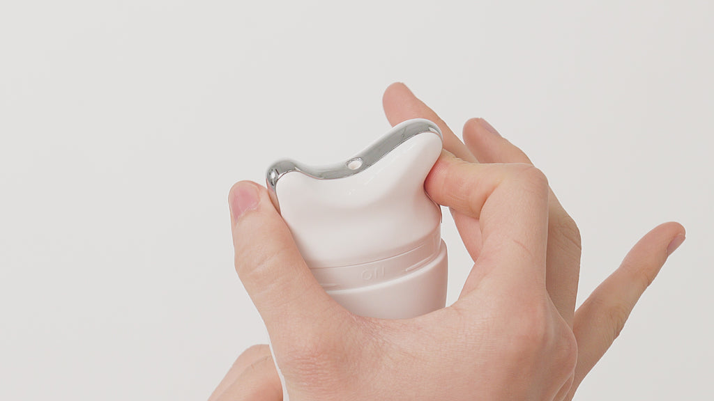 PEPTIDE VOLUME NECK CREAM - Hochwirksame Lifting-Pflege für Hals & Dekolleté mit 25 Peptidarten, niedermolekularem Kollagen & Ceramide NP (patentierte Formel mit Sofort- & Langzeitwirkung, integriertem Gua-Sha Applikator)_Shishi Chérie 4