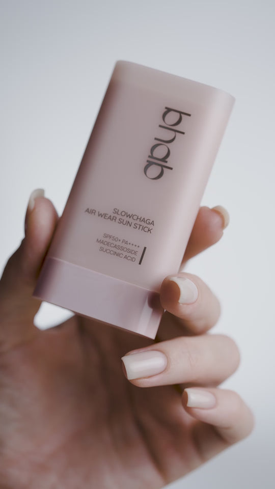 SLOWCHAGA AIR WEAR SUN STICK SPF50+/PA++++ | Perfektionierender Anti-Aging Sonnenschutz mit patentiertem Slowchaga Komplex™ (100% transparente Textur mit Weichzeichner-Effekt)