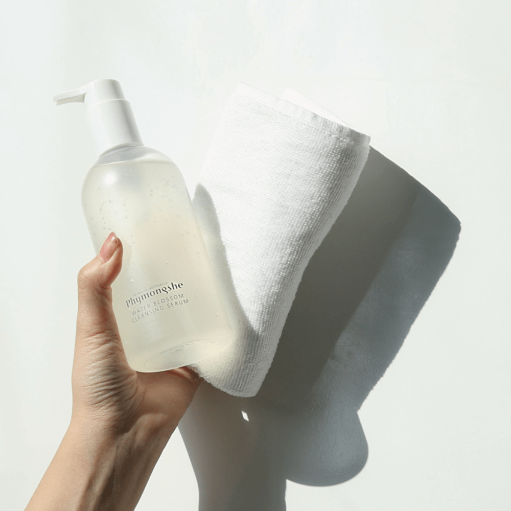 SENSITIVE BALANCING CLEANSING SERUM <br> Ultramilder schaumfreier Serum-Gesichtsreiniger mit Extrakten aus Wüstenrosen & Kokos-Shishi Cherie